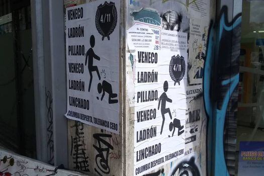 Estos son los carteles que recientemente fueron pegados en el centro de Bogotá.