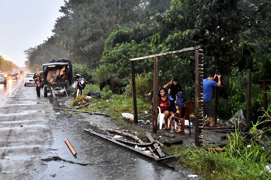 Pobladores se instalan en zonas seguras luego de que el Gobierno emitiera alerta roja y ordenara evacuar las zonas bajas de la costa norte por causa de la tormenta tropical Julia, en La Lima, Cortés (Honduras). 