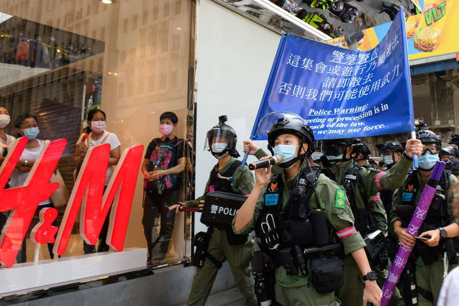 Los agentes de policía colocaron una pancarta que decía a la gente que se dispersara durante el Día Nacional de China en Hong Kong el 1 de octubre de 2020, que conmemora el 71 aniversario del establecimiento de la República Popular China.