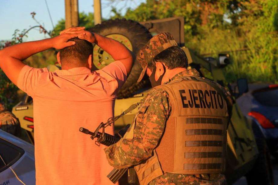Un soldado cacheando a un hombre durante una operación de búsqueda de pandilleros en Soyapango, El Salvador.
