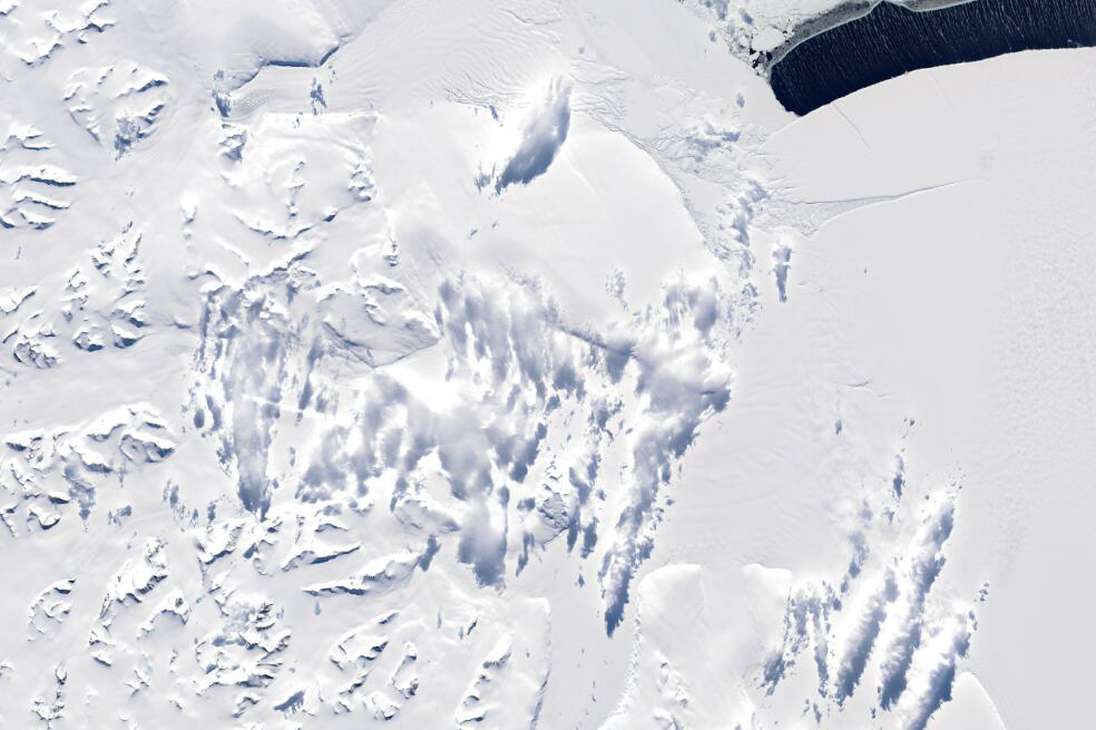 Una mezcla de patrones y texturas congelados, visibles en esta imagen tomada el 20 de noviembre de 2021 con Operational Land Imager (OLI) en Landsat 8, muestra una variedad de tipos de hielo en el mar de Weddell, cerca del continente antártico. Fue la imagen que representó a la categoría agua.