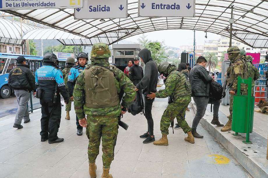 El martes, tras la toma de un canal de TV, el presidente de Ecuador reconoció la existencia de una guerra interna. 