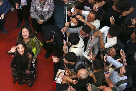 Kuala Lumpur (Malaysia), 18/04/2023.- Malaysian Oscar Winner Michelle Yeoh (L,front) waves to her fans in Kuala Lumpur, Malaysia, 18 April 2023. Yeoh is the first Asian to win an Oscar for lead actress. (Malasia) EFE/EPA/FAZRY ISMAIL
