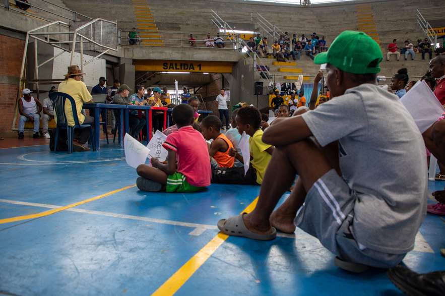 El desplazamiento es una de las principales afectaciones de esta población. En el Polideportivo de El Cristal permanecen algunas de las 210 familias desplazadas de la comunidad afro de San Isidro, pertenecientes al Consejo Comunitario de Bajo Calima, que tuvieron que abandonar sus territorios.