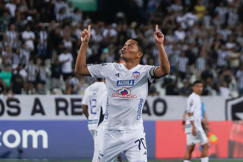 Carlos Bacca de Junior celebra un gol este miércoles, en un partido de la fase de grupos de la Copa Libertadores entre Botafogo y Junior en el estadio Olímpico Nilton Santos de Río en Janeiro (Brasil). 