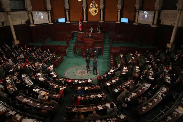 El parlamento de Túnez logró mantener el gobierno del primer ministro a flote