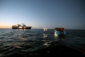 La Guardia costera de Libia, el controversial grupo antimigrantes del Mediterráneo