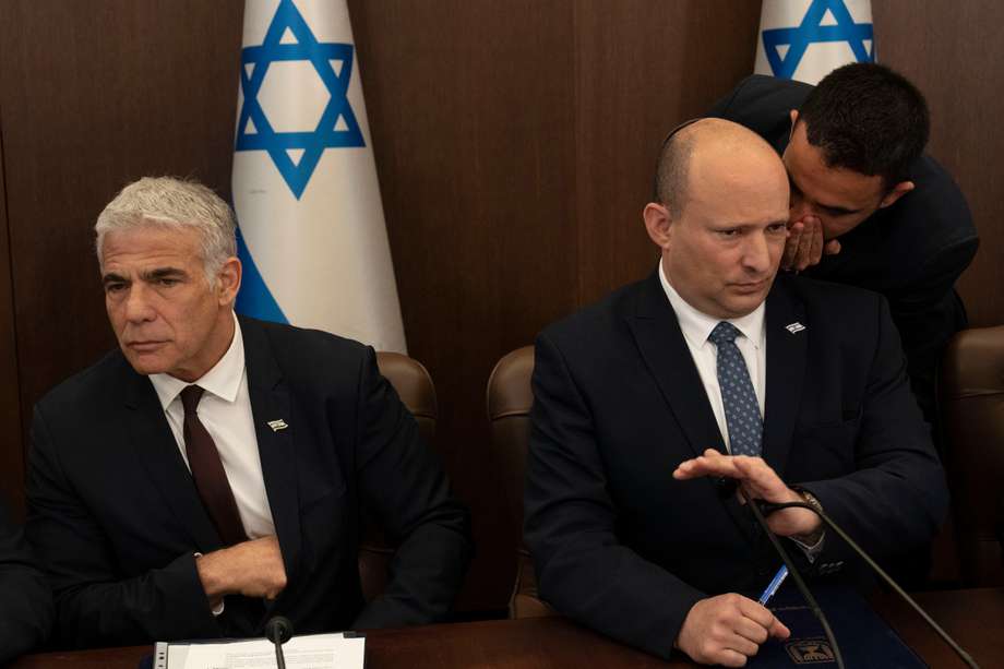 El primer ministro israelí, Naftali Bennett (centro), hace una declaración al inicio de la reunión semanal del gabinete, sentado junto al Ministro de Relaciones Exteriores, Yair Lapid (izquierda), en Jerusalén.