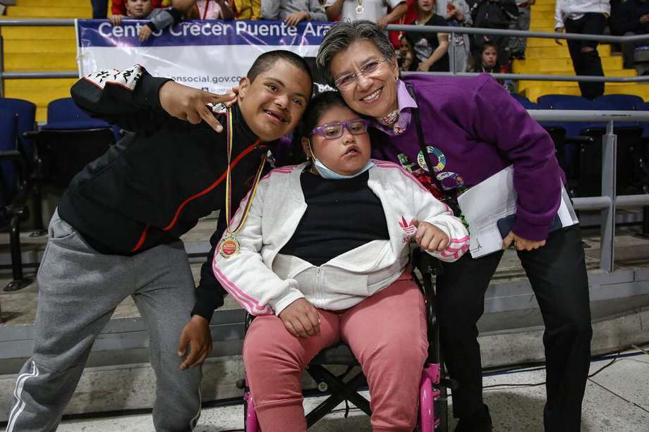 Claudia López, alcaldesa mayor de Bogotá, estuvo presente durante la clausura del Mes de las Personas con Discapacidad en Bogotá, donde participaron más de 2.000 personas con discapacidad y cuidadores.