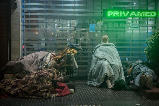 Varias personas duermen en la calle, el 20 de julio de 2022, en Buenos Aires (Argentina). El fortalecimiento del dólar a nivel global se suma a la fragilidad financiera que sufre Argentina. EFE/ Juan Ignacio Ronoroni
