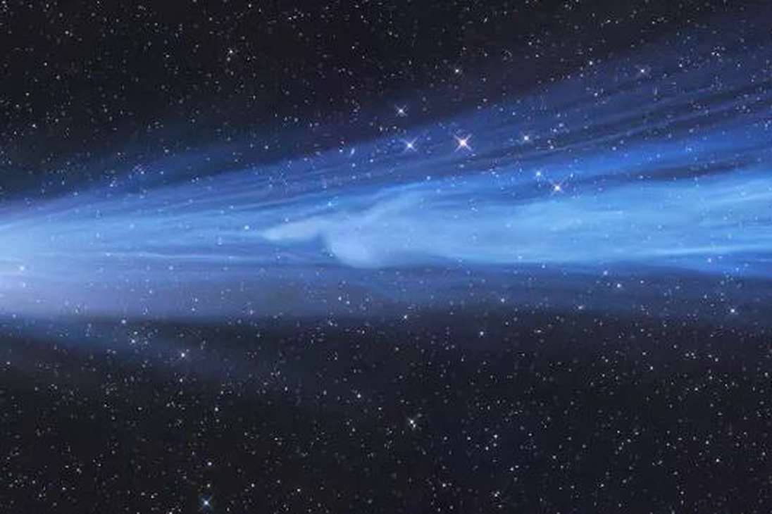 Esta es la rara imagen de un trozo de la cola de gas del cometa Leonard siendo desconectado y arrastrado por el viento solar.
