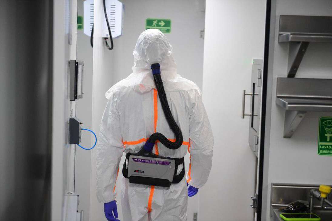 El traje cuenta con un casco de plástico, botas de caucho blancas, un par de guantes hasta el codo y un motor con un filtro para que no exista algún riesgo de contagio con los virus que allí se estudian.