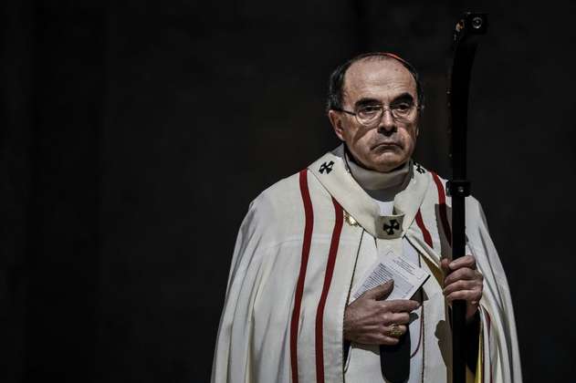 El papa acepta renuncia de cardenal francés absuelto de encubrimiento de pedofilia