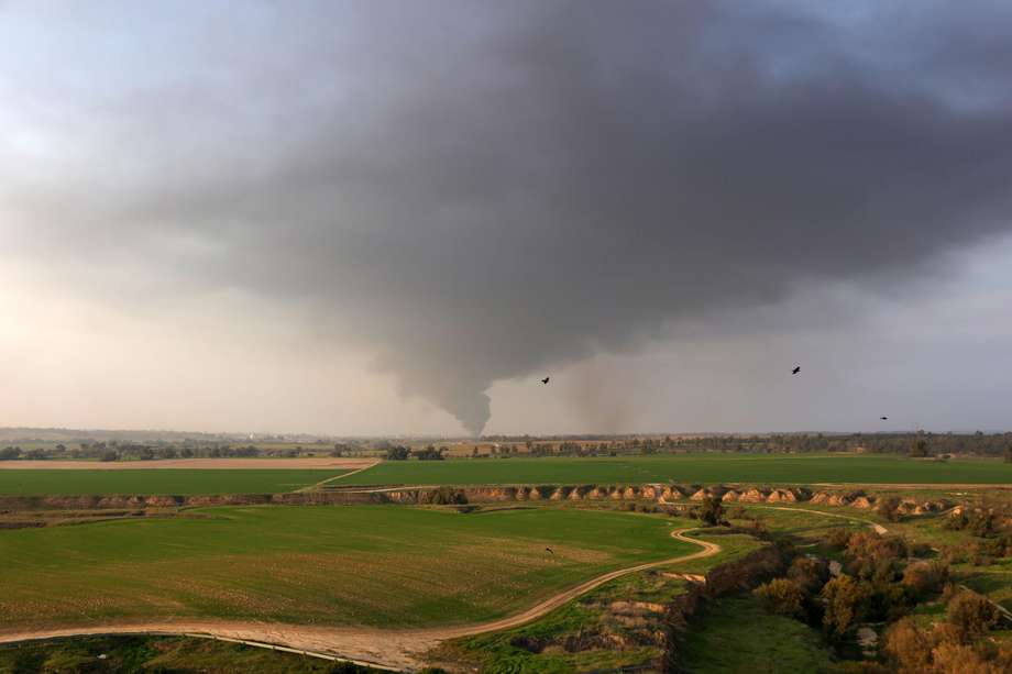 Una columna de humo aparece desde un emplazamiento cercano a la frontera de Gaza con Israel el lunes 1 de enero de 2024.

