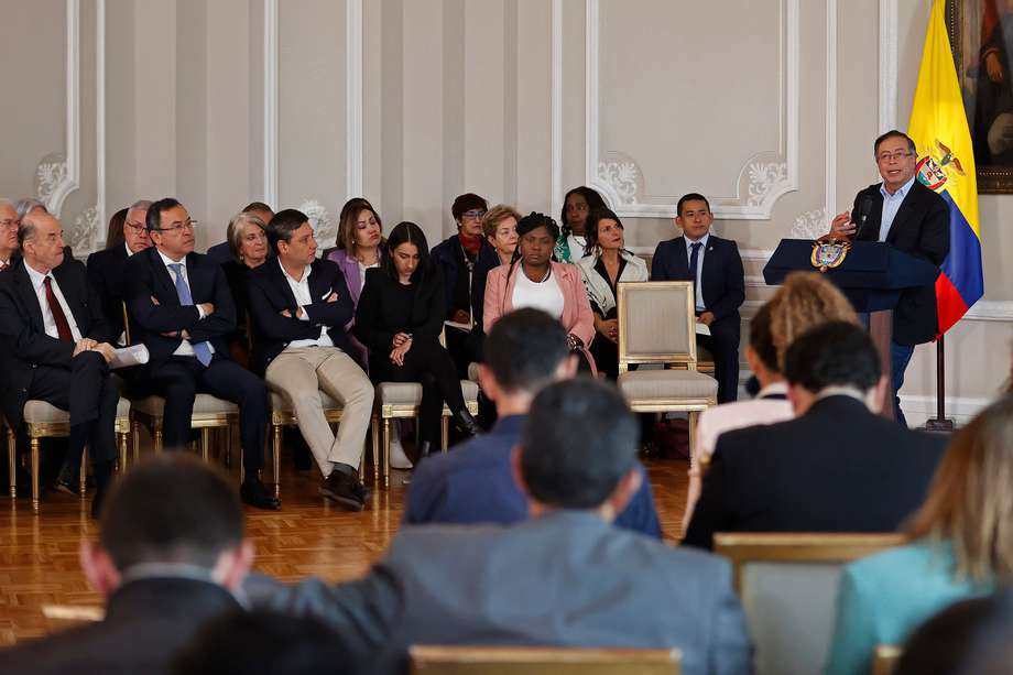El presidente de Colombia Gustavo Petro, acompañado de su gabinete ministerial. 