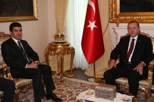 El primer ministro turco, Recep Tayyip Erdogan (der.), se reúne con el primer ministro del Kurdistán, Nechirvan Barzani.  / EFE