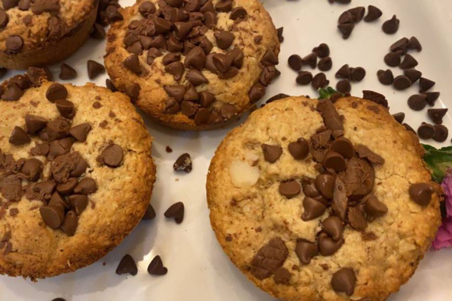 Prepara estas crocantes y exquisitas galletas de avena con chips de chocolate en casa.