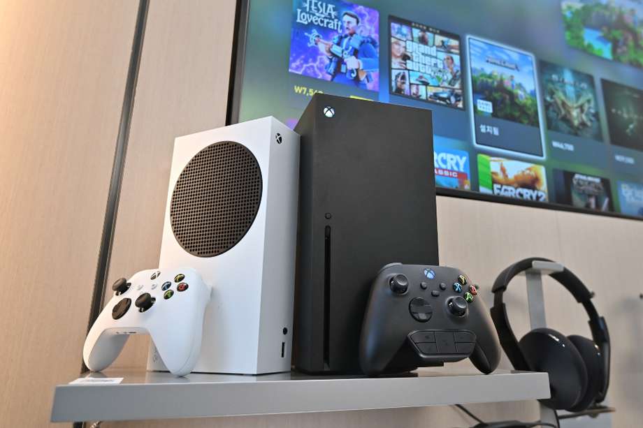 Las consolas de juegos Xbox Series X (negro) y serie S (blanco) de Microsoft se exhiben en una tienda insignia en Seúl.