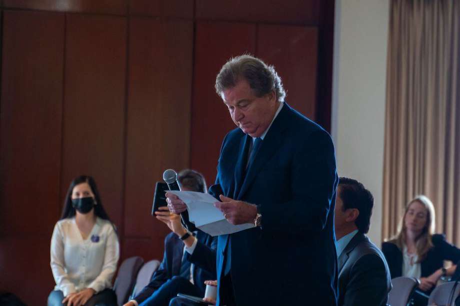 El multimillonario Jaime Gilinski habla durante una junta de accionistas de Grupo Sura en Medellín, Colombia, el miércoles 20 de abril de 2022.