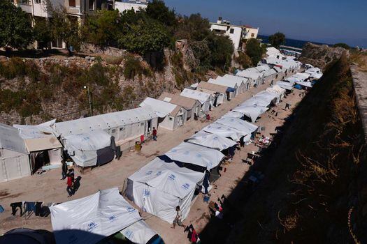 Migrantes y refugiados conviven en la isla griega de Chios. Cerca de 30.000 migrantes han llegado al país. / AFP