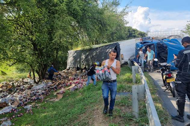 Video: saquearon camión que transportaba gaseosas en vía de Bugalagrande, Valle
