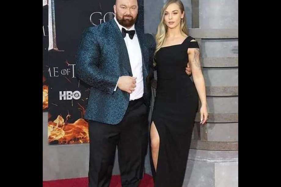 Thor Björnsson y Kelsey Henson en evento de Game of Thrones.