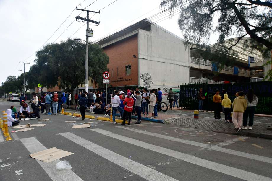 Colegio Ciudadela Educativa de Bosa I. E. D, en donde estudiantes protestan con carteles y grafitis por presunto caso de abuso contra una niña de cinco años.