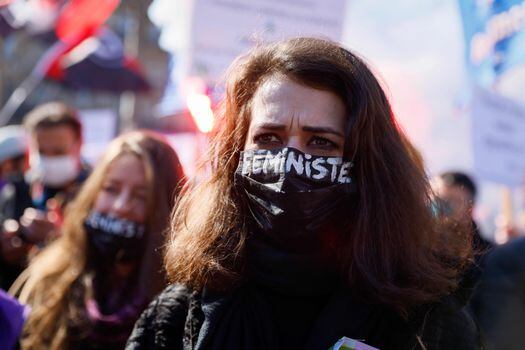 Una mujer durante una manifestación en París para exigir mayores derechos para las mujeres.