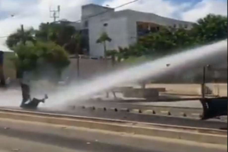 Momento en el que Barrios es impactado por el chorro de agua disparado desde una tanqueta del Esmad.