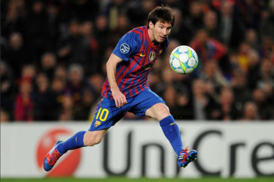 El 7 de marzo de 2012, Messi anotó el primer gol del partido entre Barcelona y Bayer Leverkusen con una definición por encima del arquero. / AFP