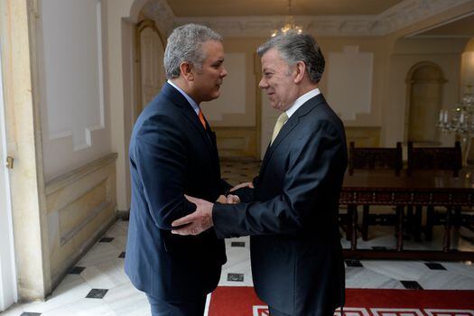 El 7 de agosto de 2018 el expresidente Juan Manuel Santos (derecha) hizo oficialmente la transición de poder al entonces mandatario electo, Iván Duque (izquierda). 