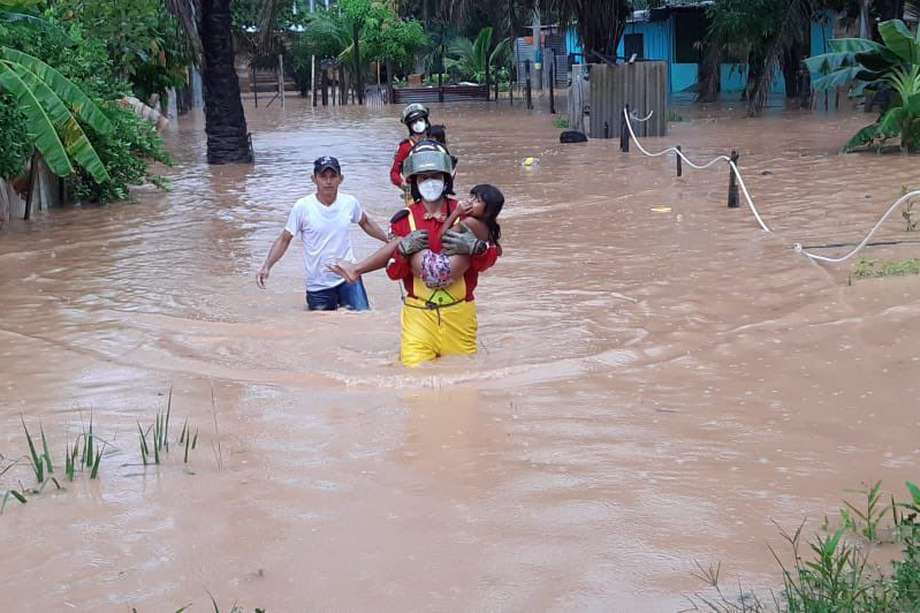 La Unidad de Gestión del Riesgo ayudó a sacar a personas de las inundaciones.