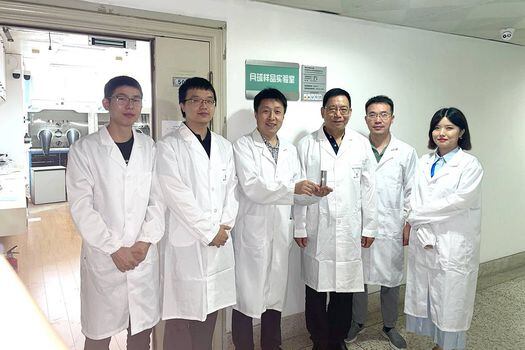 El equipo de investigación de la Universidad de Nanjing con la muestra de suelo lunar. / Agencia Sinc