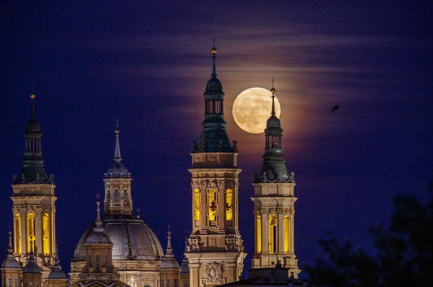 ZARAGOZA, 30/08/2023.- Imagen de la superluna azul esta noche de miércoles sobre la basílica de El Pilar en Zaragoza. EFE/JAVIER BELVER