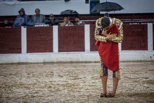 El torero Manuel Escribano realizó una buena faena en medio de la lluvia. Perdió la opción de cortar una oreja al fallar con la espada. / Instagram: @lafiestadeltoro