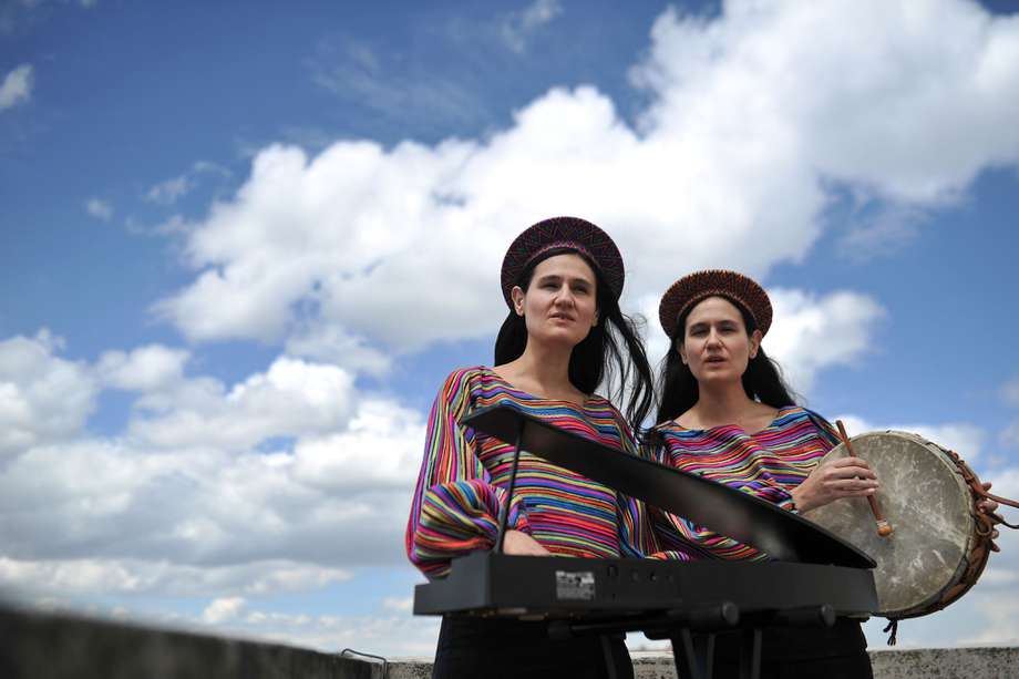 Las Áñez, dúo vocal de hermanas gemelas colombianas que cantan música tradicional fusión.