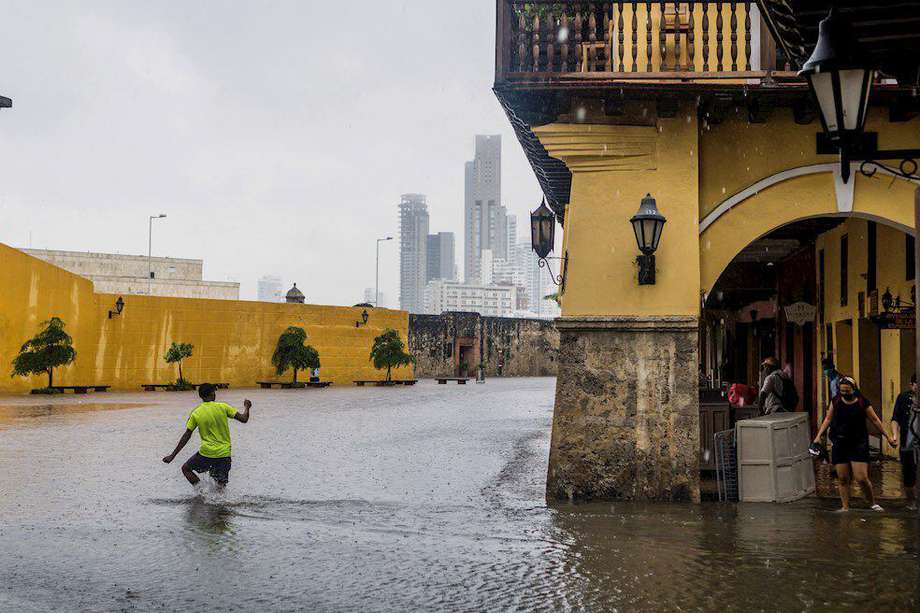 Un hombre camina en medio de la lluvia este sábado en Cartagena (Colombia). 
