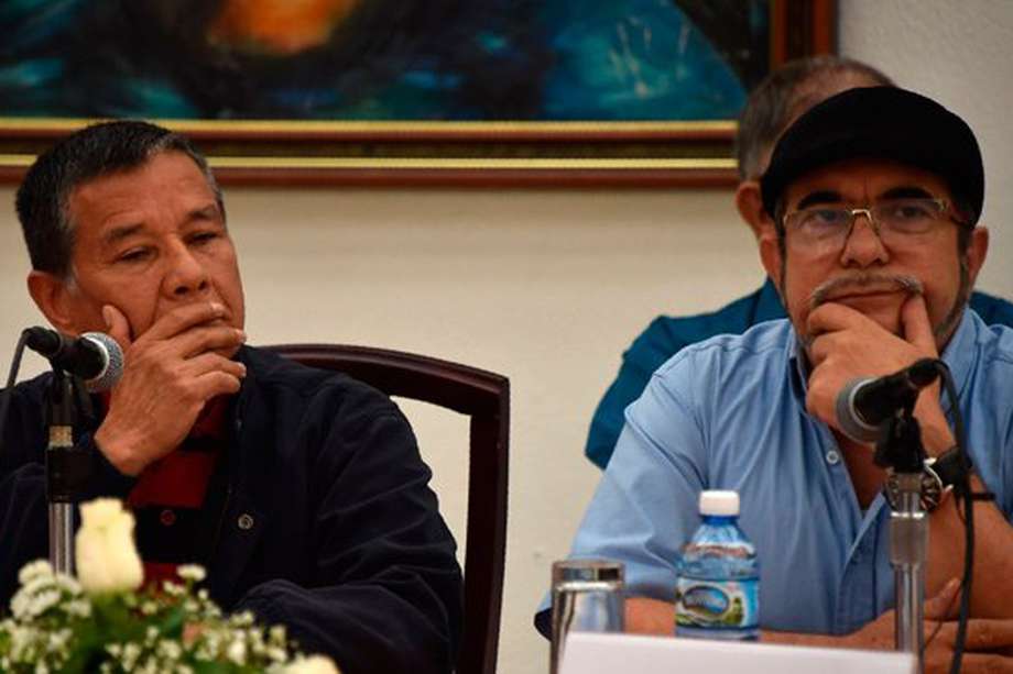 Nicolás Rodríguez, alias Gabino, comandate del ELN, junto al líder de La Farc, Rodrigo Londoño, Timochenko, en La Habana en noviembre de 2015. 