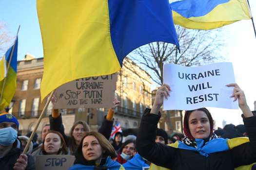 Los ucranianos protestan contra la invasión rusa de Ucrania frente a Downing Street en Londres, Gran Bretaña, el 24 de febrero de 2022.  EFE/EPA/NEIL HALL
