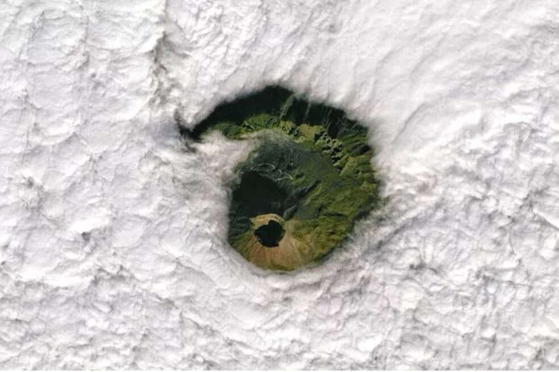 Landsat 8 captó una imagen de uno de los volcanes más peligrosos del mundo, el Vesubio, al "asomarse" al cielo a través de un inquietante agujero circular en las nubes.
La erupción más famosa del Vesubio destruyó y preservó simultáneamente la ciudad romana de Pompeya, así como la vecina Herculano, en el año 79 d. C.