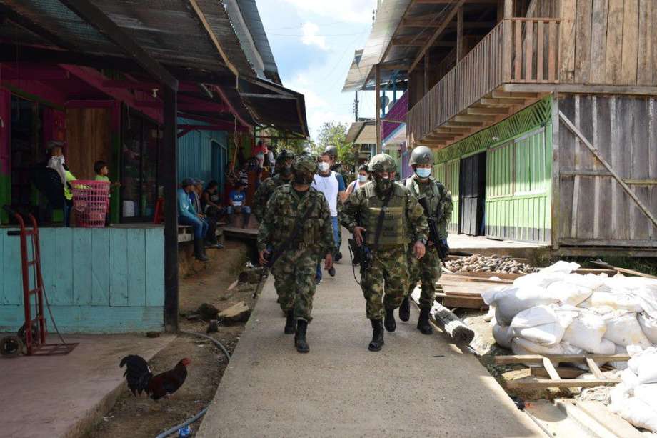 Militares de la sexta división del Ejército llegaron al corregimiento de Yurilla (Putumayo), para antender la difícil situación de orden público que se vivió en la noche de ayer / Ejército.