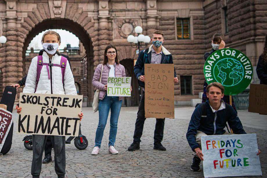 La activista medioambiental sueca y otros miembros del movimiento “Fridays for Future” hacen un llamado a la protesta global contra la crisis climática.
