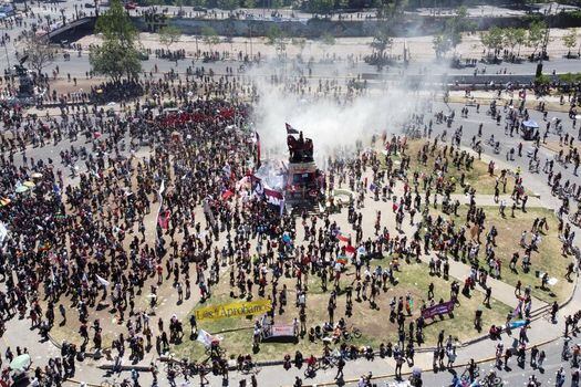 Una fotografía con dron muestra a miles de manifestantes mientras que se tomaron el domingo la Plaza Italia de Santiago (Chile), rebautizada popularmente como "Plaza Dignidad", durante el primer aniversario de las protestas que sacudieron todo el país a finales de 2019.