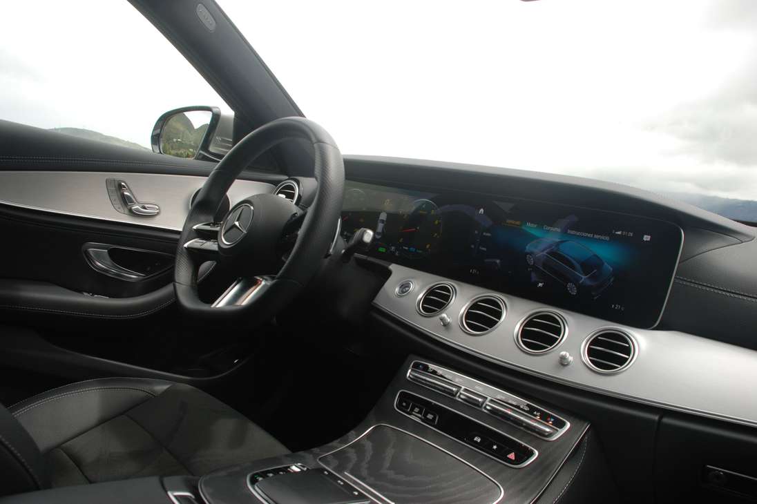 El interior está personalizado en gran medida por una pantalla panorámica de 12,3 pulgadas, que por supuesto soportan Apple Car Play y Android Auto, aunque el sistema de “Hey Mercedes” está tan bien diseñado, por intuición y diseño, que realmente vale la pena disfrutarlo y sacarle el máximo provecho.