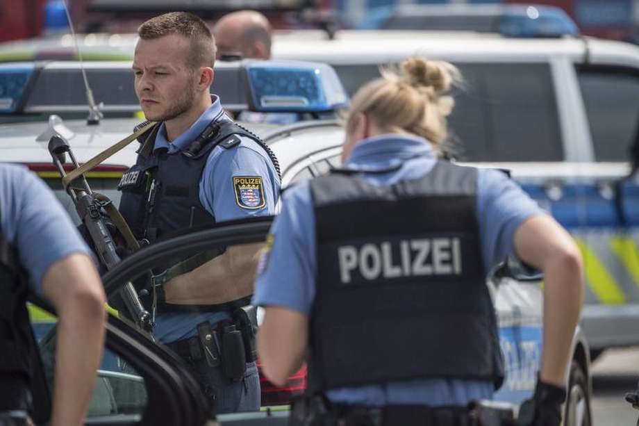 Agentes de policía alemanes realizan controles en un parqueadero de Medenbach.  / EFE