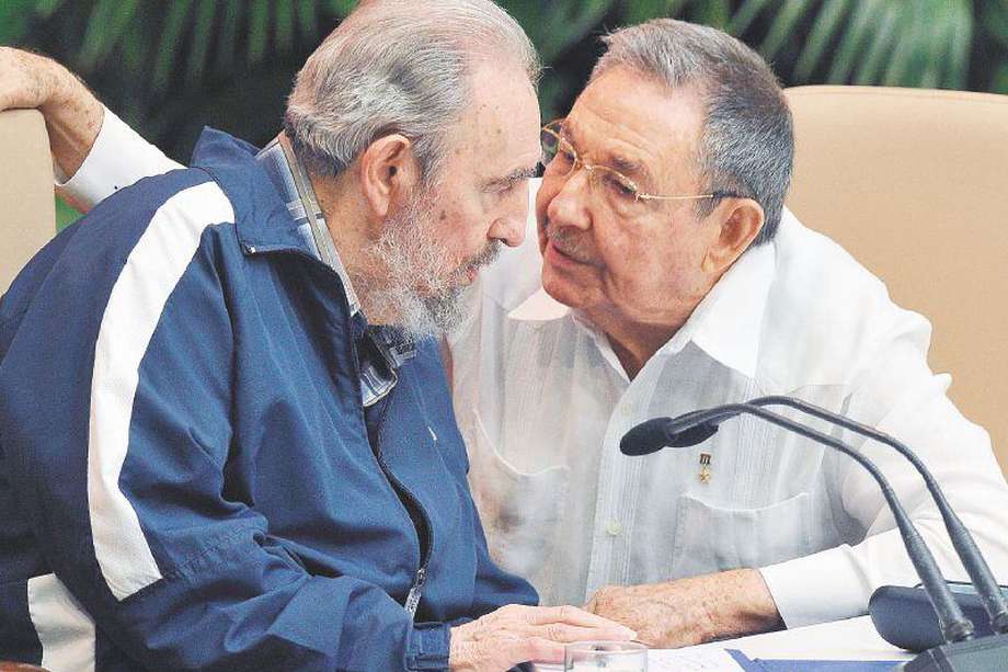 El ex presidente cubano Fidel Castro (I) escucha a su hermano, Raúl, durante la última sesión del VI Congreso del Partido Comunista de Cuba.