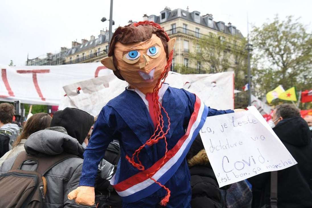 Los miembros del movimiento anti-élite de los chalecos amarillos, que sacudió a la presidencia de Emmanuel Macron, también participaron de las manifestaciones.