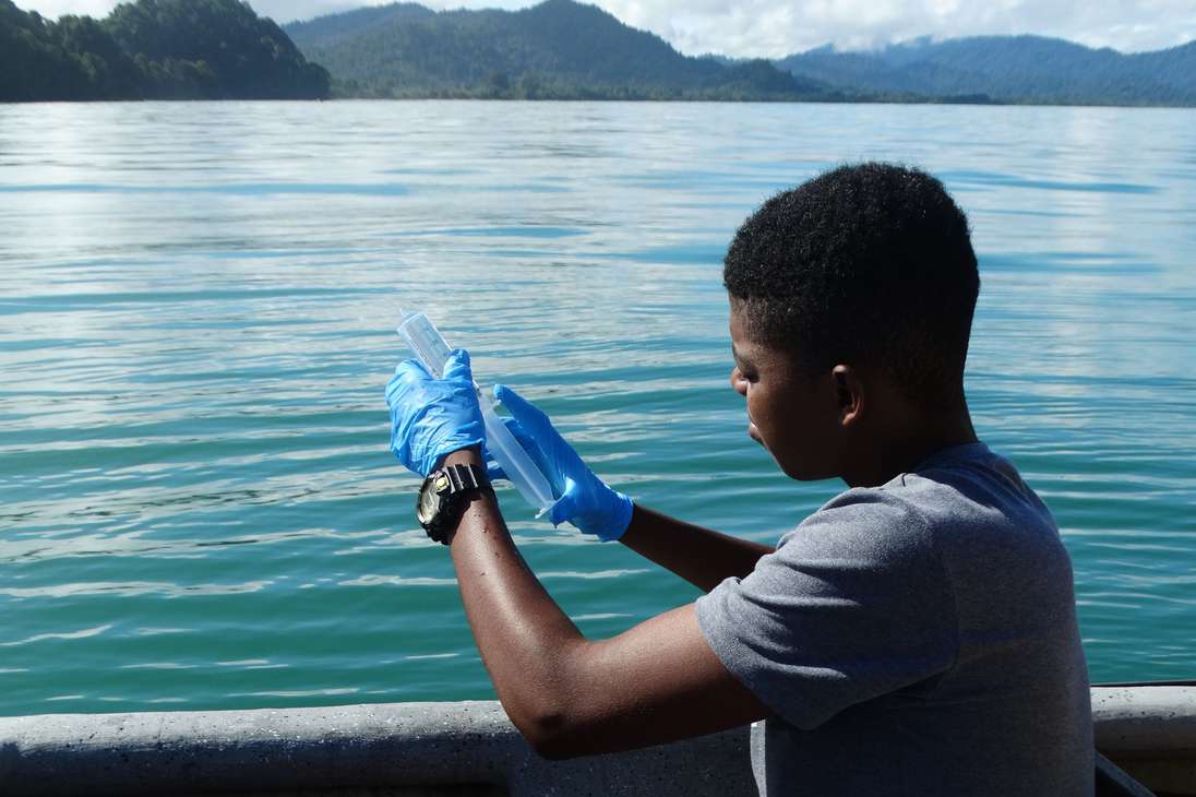 Kalelth Martínez, un joven del Chocó, tomando muestras de ADN ambiental en Tribugá.