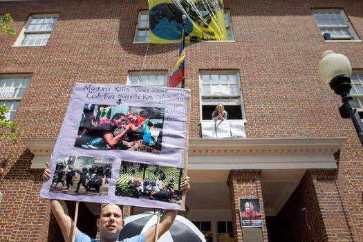 ¿Se sale de control la situación en la Embajada de Venezuela en Washington?