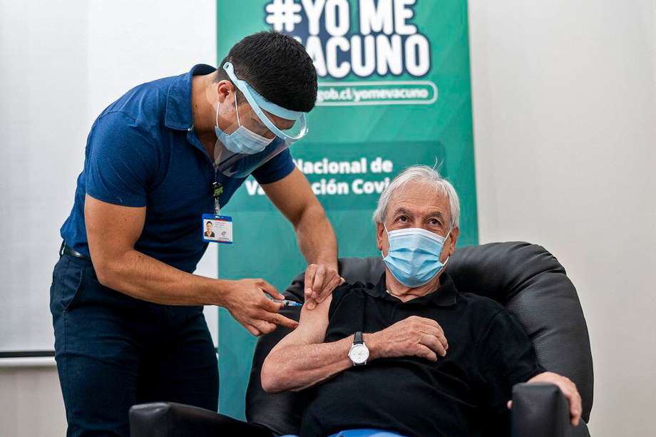 El presidente de Chile, Sebastián Piñera, fue vacunado con CoronaVac de Sinovac el 12 de febrero.  